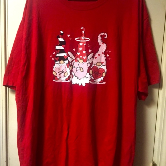 Gnomes 
Women’s Shirt 
Size 4XL 
Red 
Short Sleeve 
Top 
Excellent Condition - Picture 4 of 12